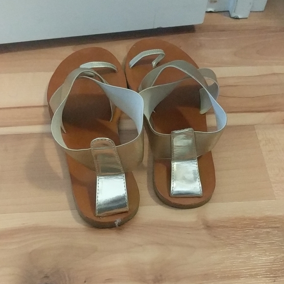 Golden flats - Picture 3 of 3